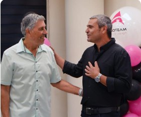 לחיצת יד בחנוכת המשרדים החדשים של ארגוטים